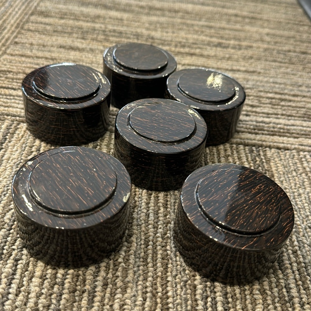 John Hardy displays set of 6